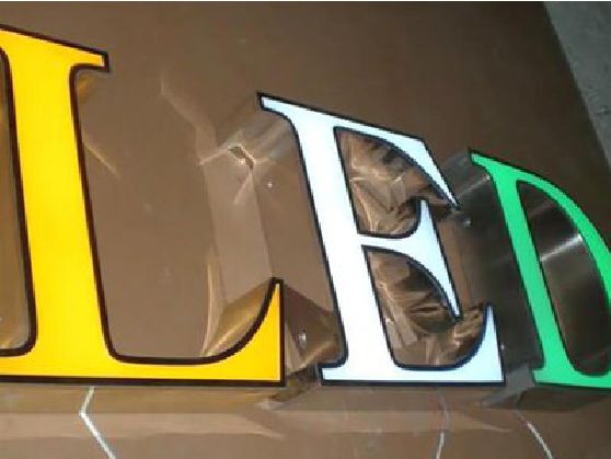黄龙介绍LED招牌的基础知识。
